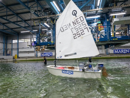 AI zeilboot van Marin die vaart in een loods.