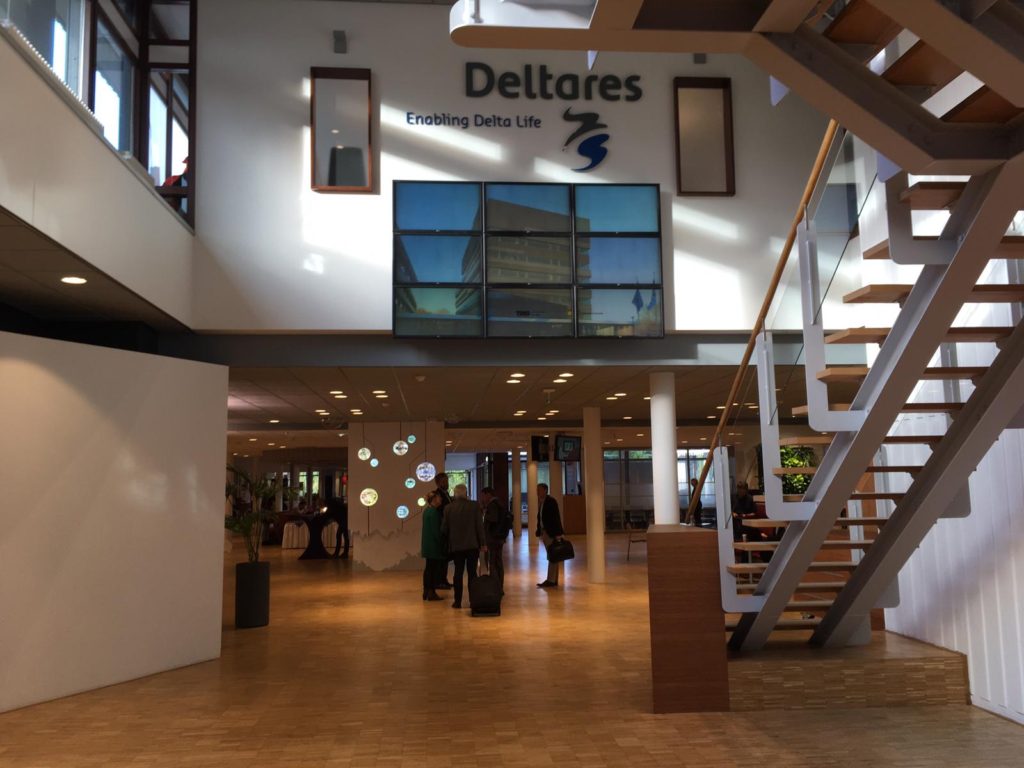 Deltares logo in de aula van het gebouw