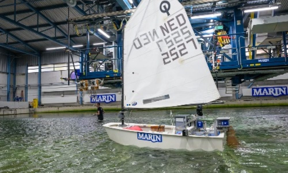 AI zeilboot van Marin die vaart in een loods.