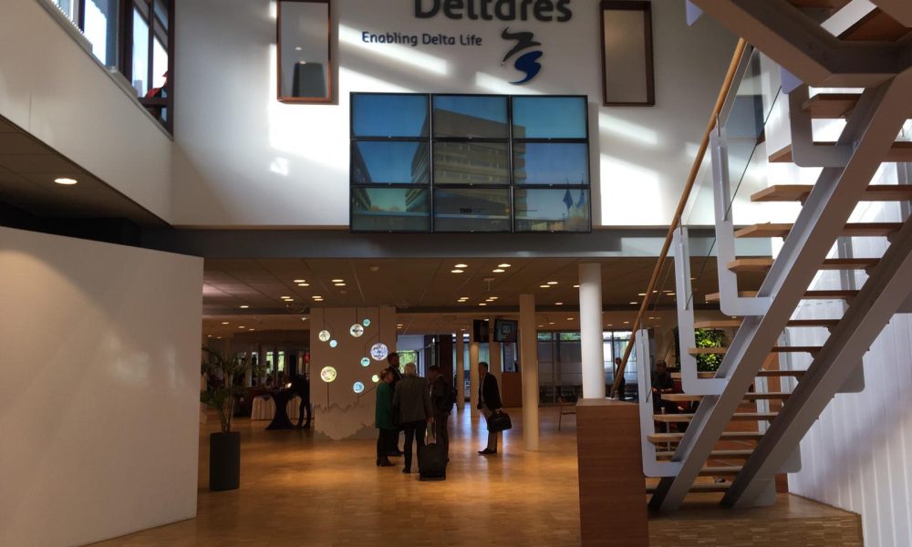 Deltares logo in de aula van het gebouw